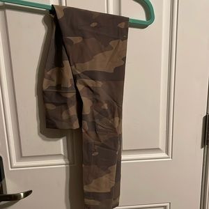 alo camo leggings XS Like New.